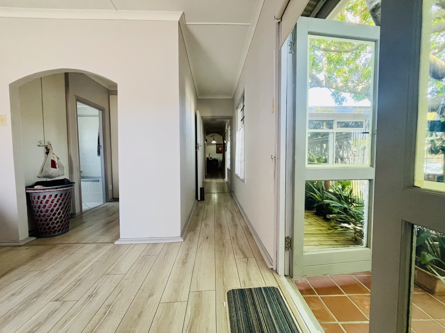 4 Bedroom Property for Sale in Sandbaai Western Cape